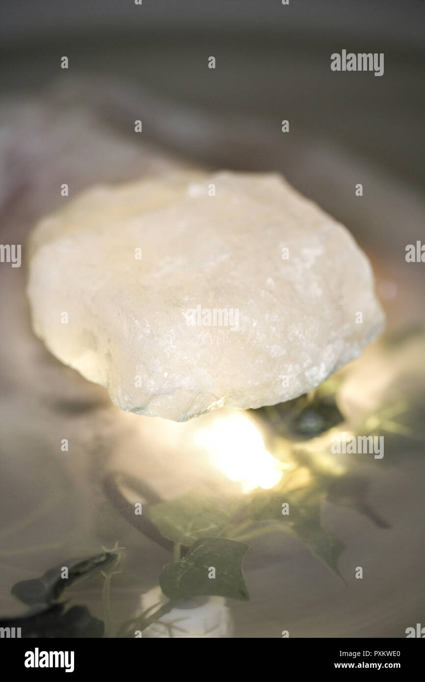 Detail, Wellness, Entspannung, Erholung, Wohlbefinden, Aroma, Ayurveda, still life, Sachaufnahme, Nebler, Zimmerbrunnen, Nebelschale Stock Photo