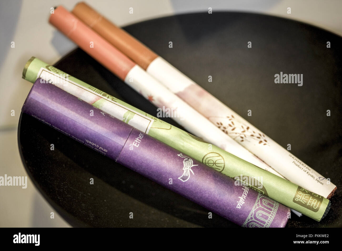 Raeucherwerk, Raeucherstaebchen, asiatisch, Schamanismus, verschiedene, Packungen, Verpackung, Mystik, Beschwoerung, beschwoeren, raeuchern, Opfergabe Stock Photo