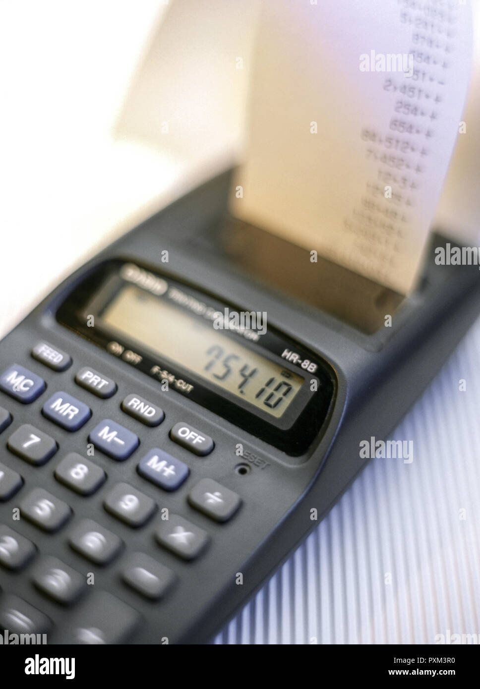 Tischrechner mit Kontrol Streifen. Symbol für Kosten, Ausgaben, Einnahmen und Gewinne Stock Photo