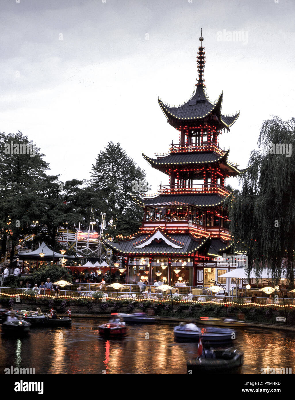 Tivoli bei Nacht, Kopenhagen, Daenemark Stock Photo