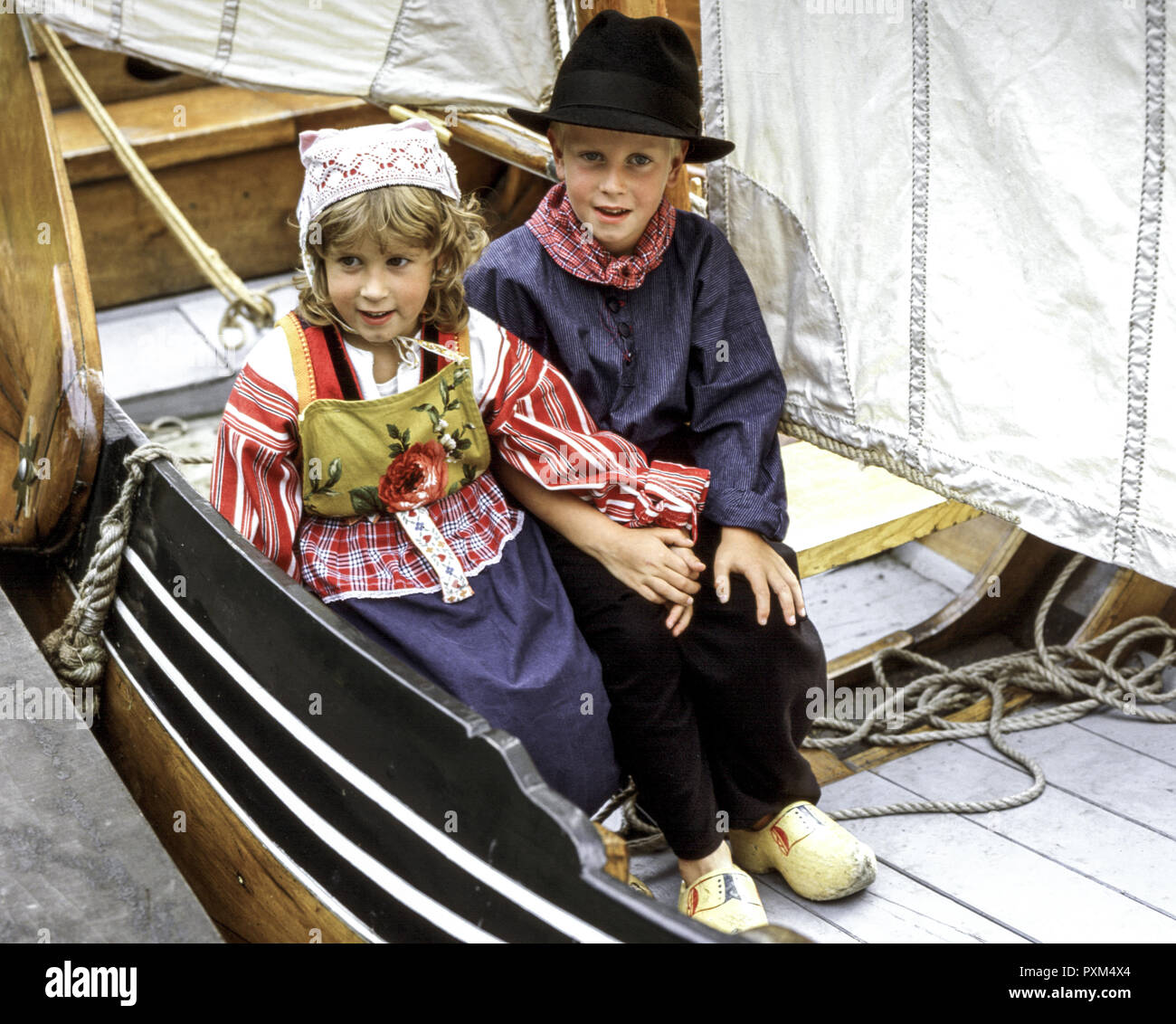 Kinder in alter Zuiderzeetracht sitzen in einem Boot, Rijksmuseum Zuidersee, Enkhuizen, Holland Stock Photo