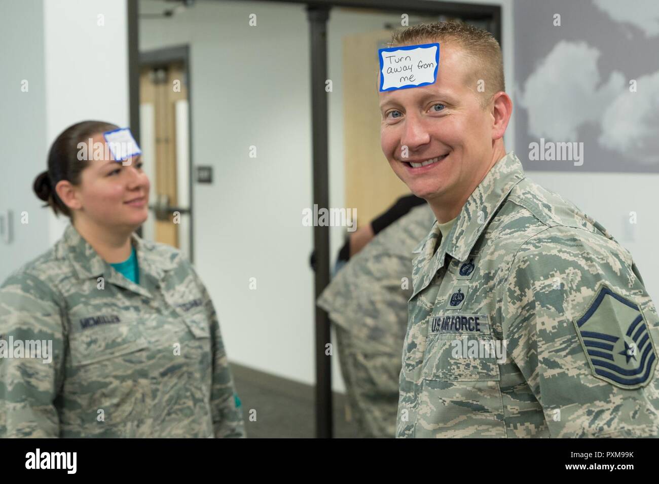 Vijftig Onaangeroerd Konijn U.S. Air Force Master Sgt. John Rode wears a sign on his forhead during a  brown bag lunch presentation, June 10, 2016 in Cheyenne, Wyoming. Rode and  other Airmen with the 153rd