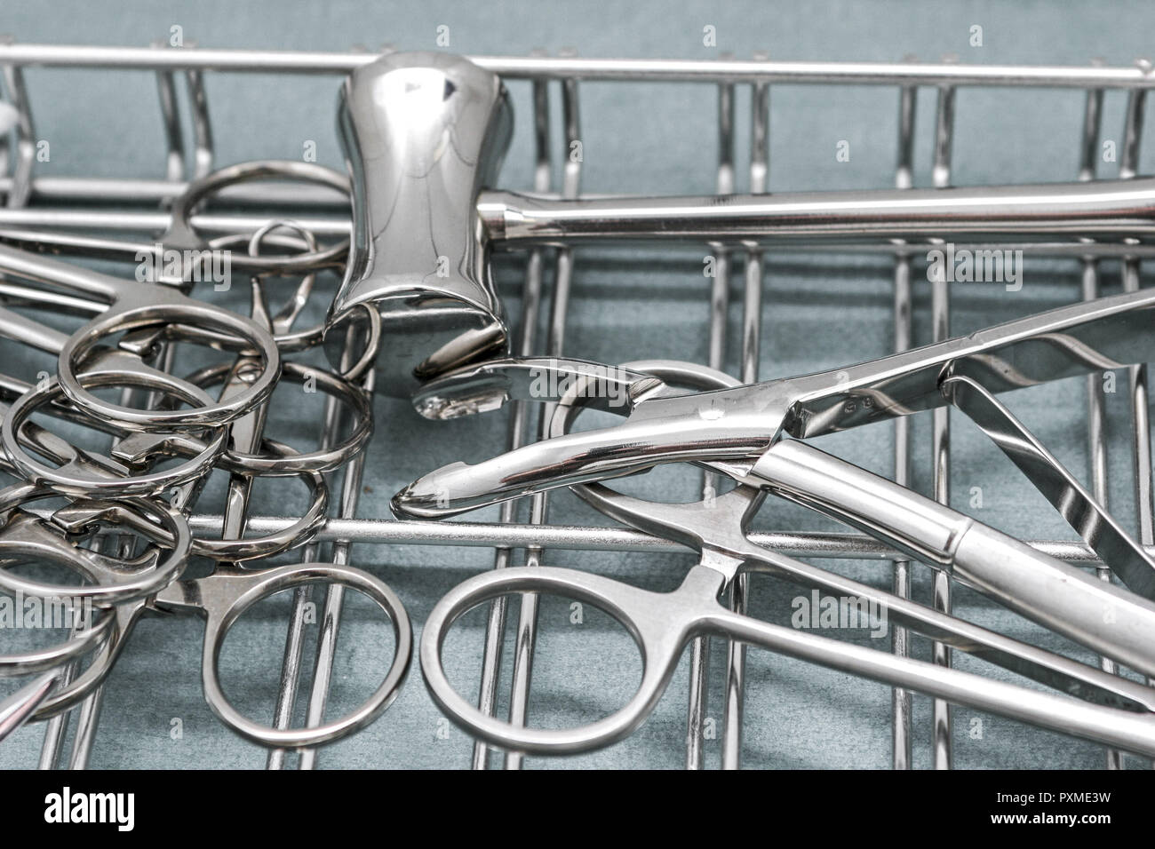 Medizin Chirurgie Instrumente Op-besteck Still Life Sachaufnahme  Unterschiedlich Tray Metall Chirurgisches Besteck Chirurgische Operation  Vorbereitung Stock Photo - Alamy