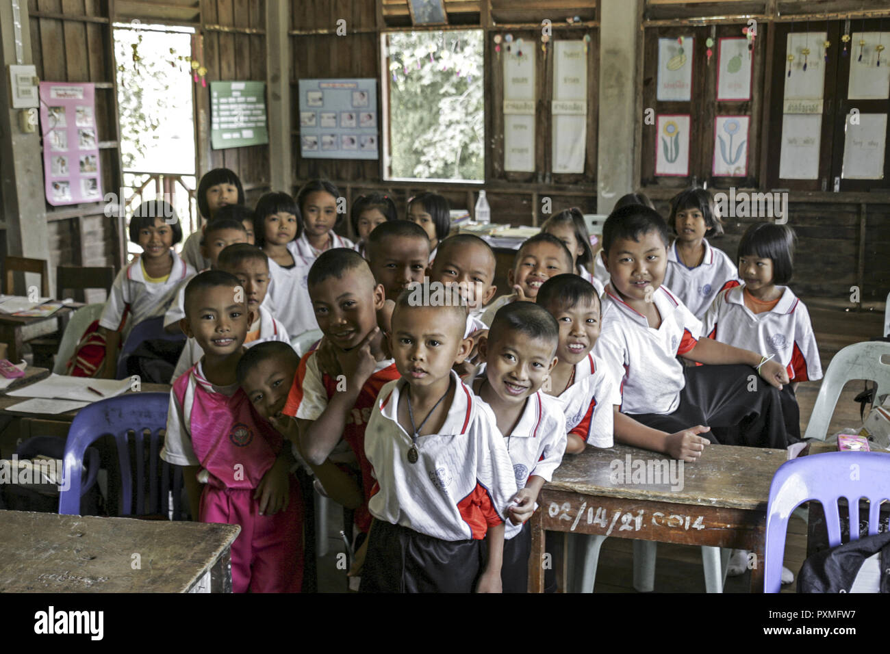 Thailand Siam Schule Grundschule Schueler Kinder lernen Ausbildung Gemeinschaft Dorfschule Schulwesen Schulbildung asiatisch Asien Buddhismus buddhist Stock Photo