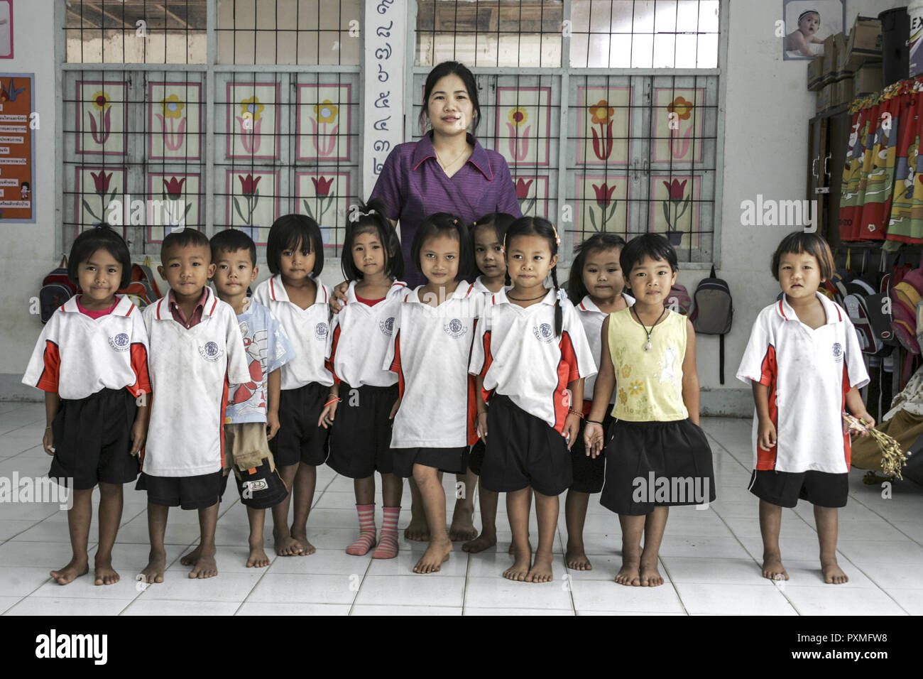 Thailand Siam Schule Grundschule Schueler Kinder lernen Ausbildung Gemeinschaft Dorfschule Lehrerin Schulwesen Schulbildung asiatisch Asien Buddhismus Stock Photo