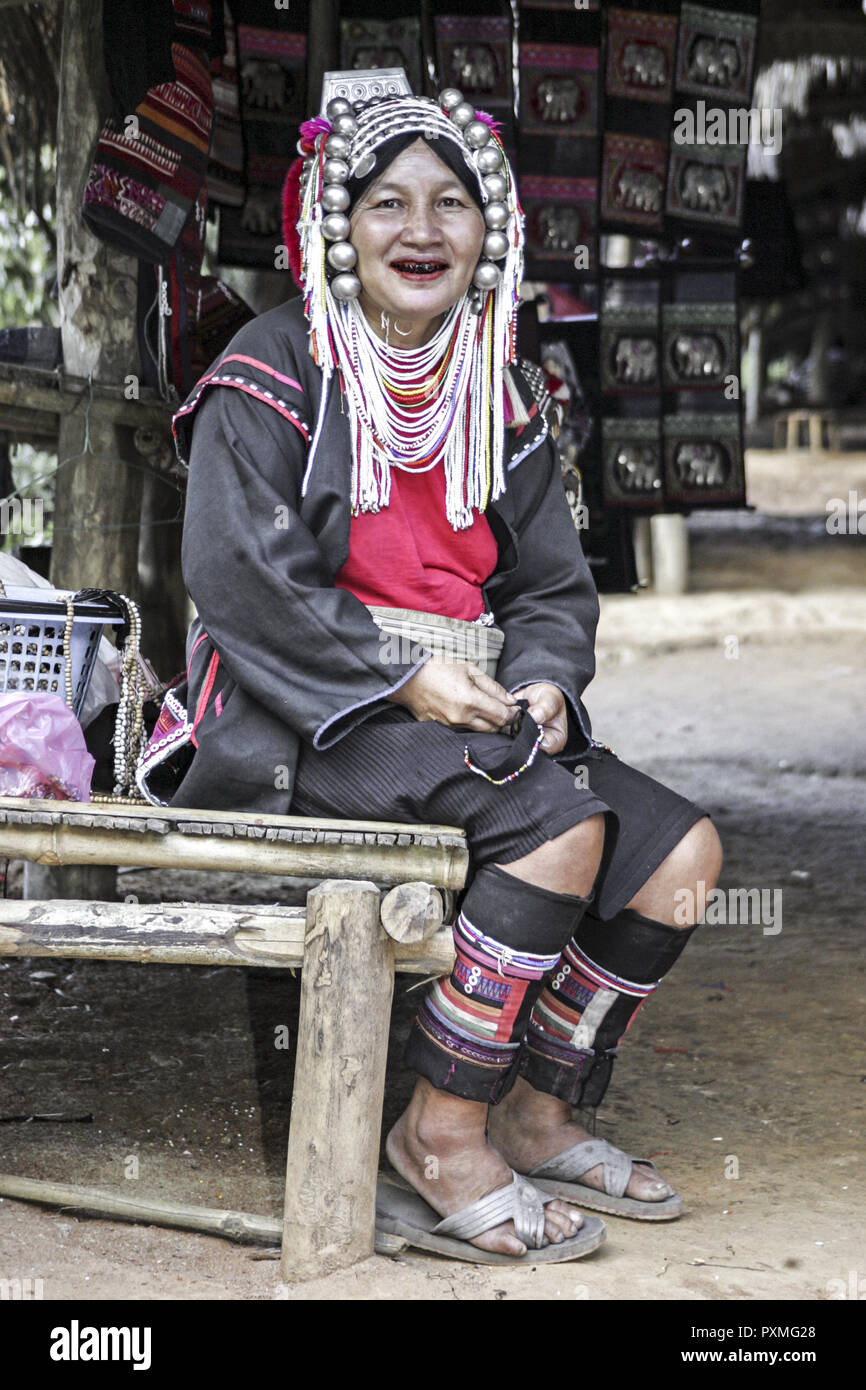 Thailand Goldenes Dreieck Chiang Mai Akha-Stamm Frau Volkstracht Kopfbedeckung Portrait Asien Suedostasien Volksstamm Bergstamm Bergvolk Akha Einheimi Stock Photo
