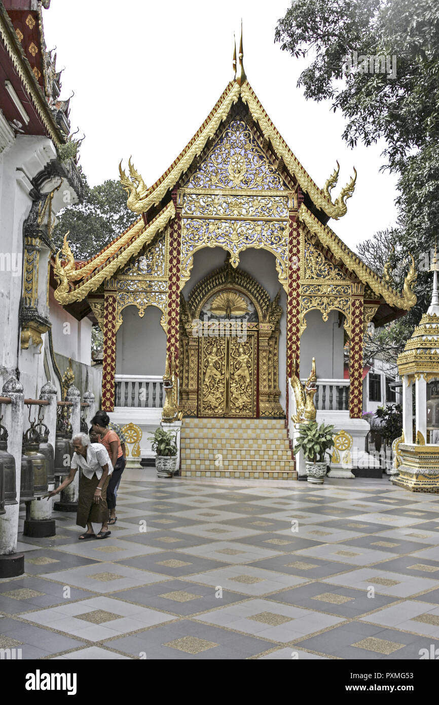 Tempel Wat Phra That Doi Suthep Chiang Mai Thailand Siam Architektur asiatisch Asien Tor Eingangstor Buddhismus buddhistisch Gold golden Goldene heili Stock Photo