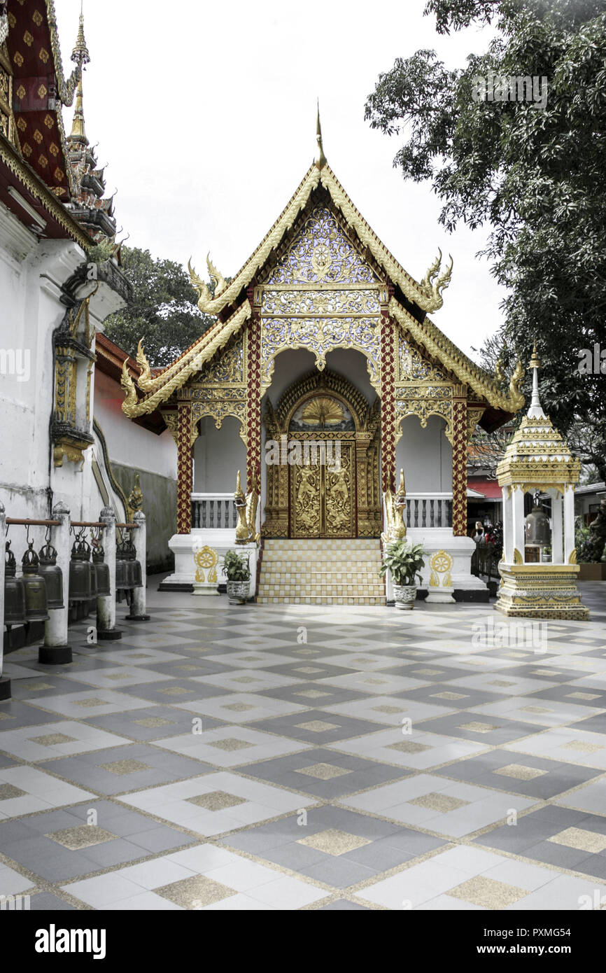 Tempel Wat Phra That Doi Suthep Chiang Mai Thailand Siam Architektur asiatisch Asien Tor Eingangstor Buddhismus buddhistisch Gold golden Goldene heili Stock Photo