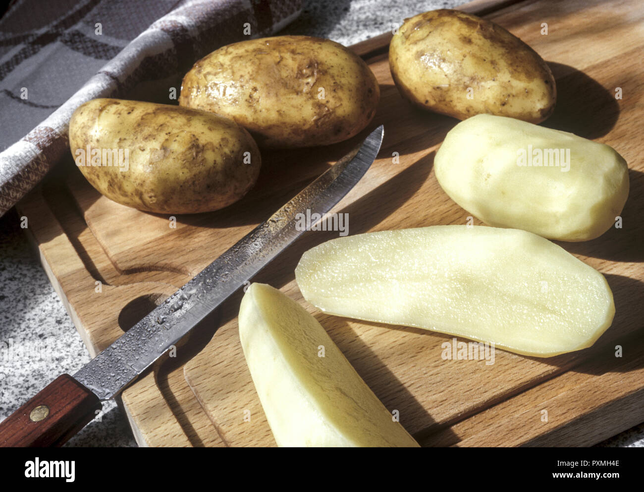 Kartoffeln, Lebensmittel, Nahrungsmittel, Gesund, Kartoffel, Messer, Kueche, Schaelen, Holzbrett, zubereiten, kochen, Food Gemuese Stock Photo