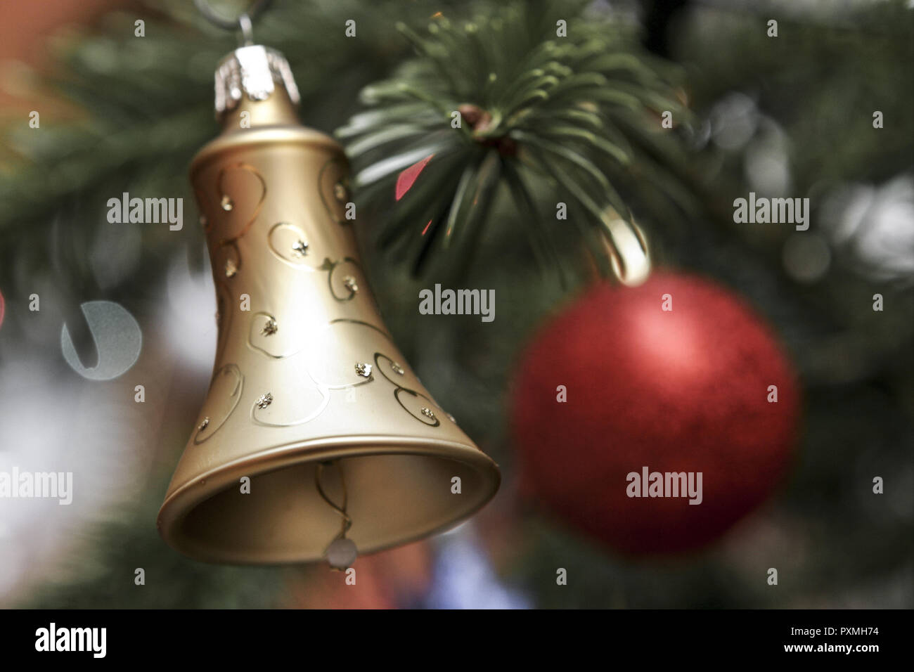 Weihnachtsbaum, Detail, Christbaumkugel, Rot, Glocke, Weihnachten, Christbaum, Christbaumschmuck, Weihnachtsschmuck, Weihnachtlich, Sachaufnahme, Clos Stock Photo