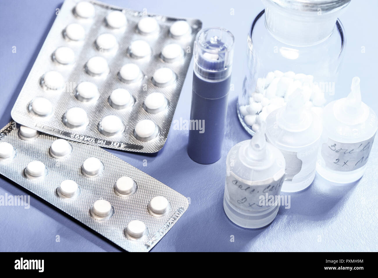 Alternative Medizin, Kapseln, Globuli, Dragees, Kraeuter, Essenzen, natuerlich, Naturheilkunde, Heilmethode alternativ, Heilmittel natuerlich, Homoeop Stock Photo
