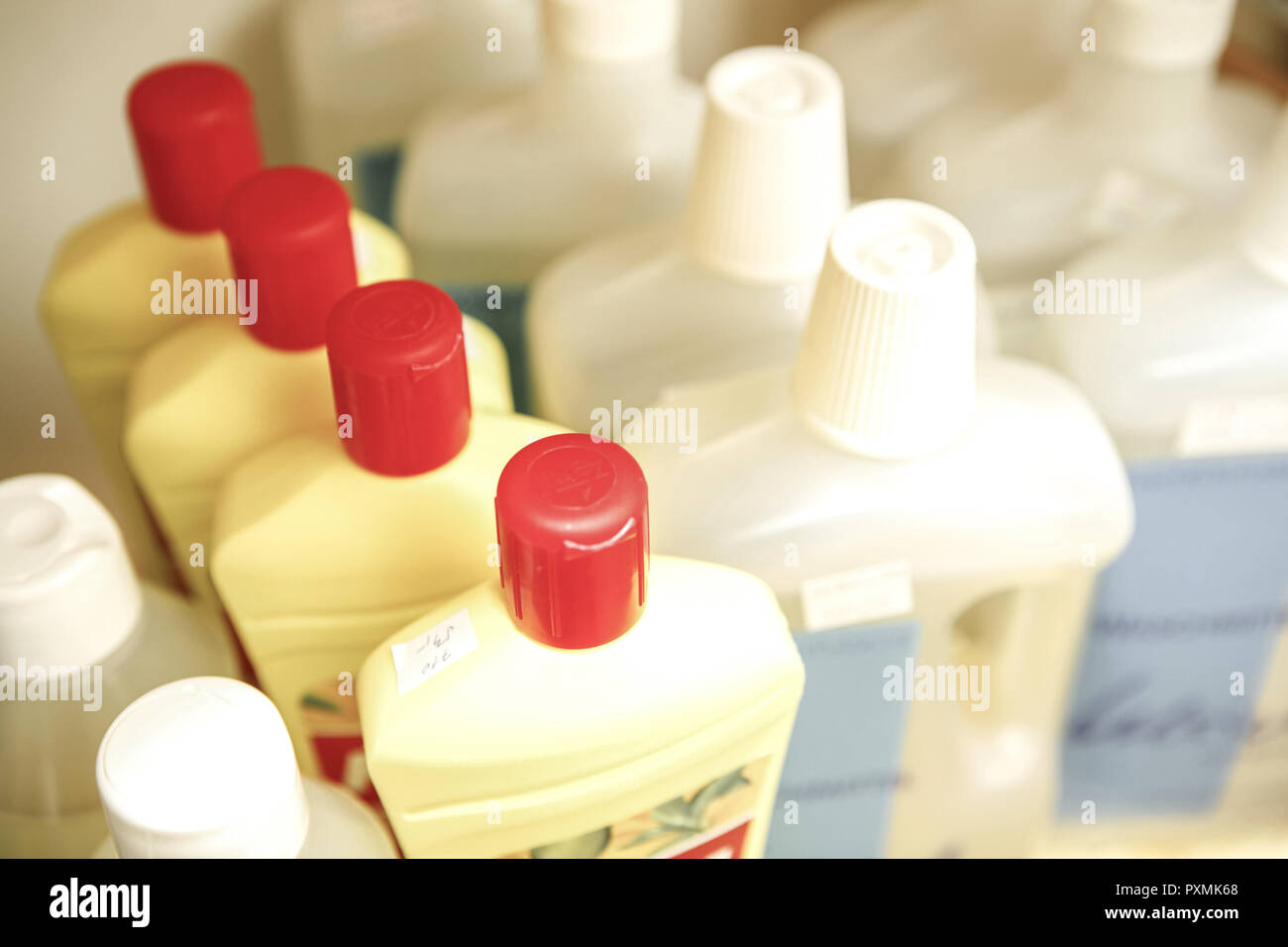 Putzmittel, Kunststoffflaschen, verschiedene, Haushalt, Putzutensilien, Reinigungsmittel, Verpackung, Plastikflaschen, Kunststoff-Flaschen, Flaschen,  Stock Photo