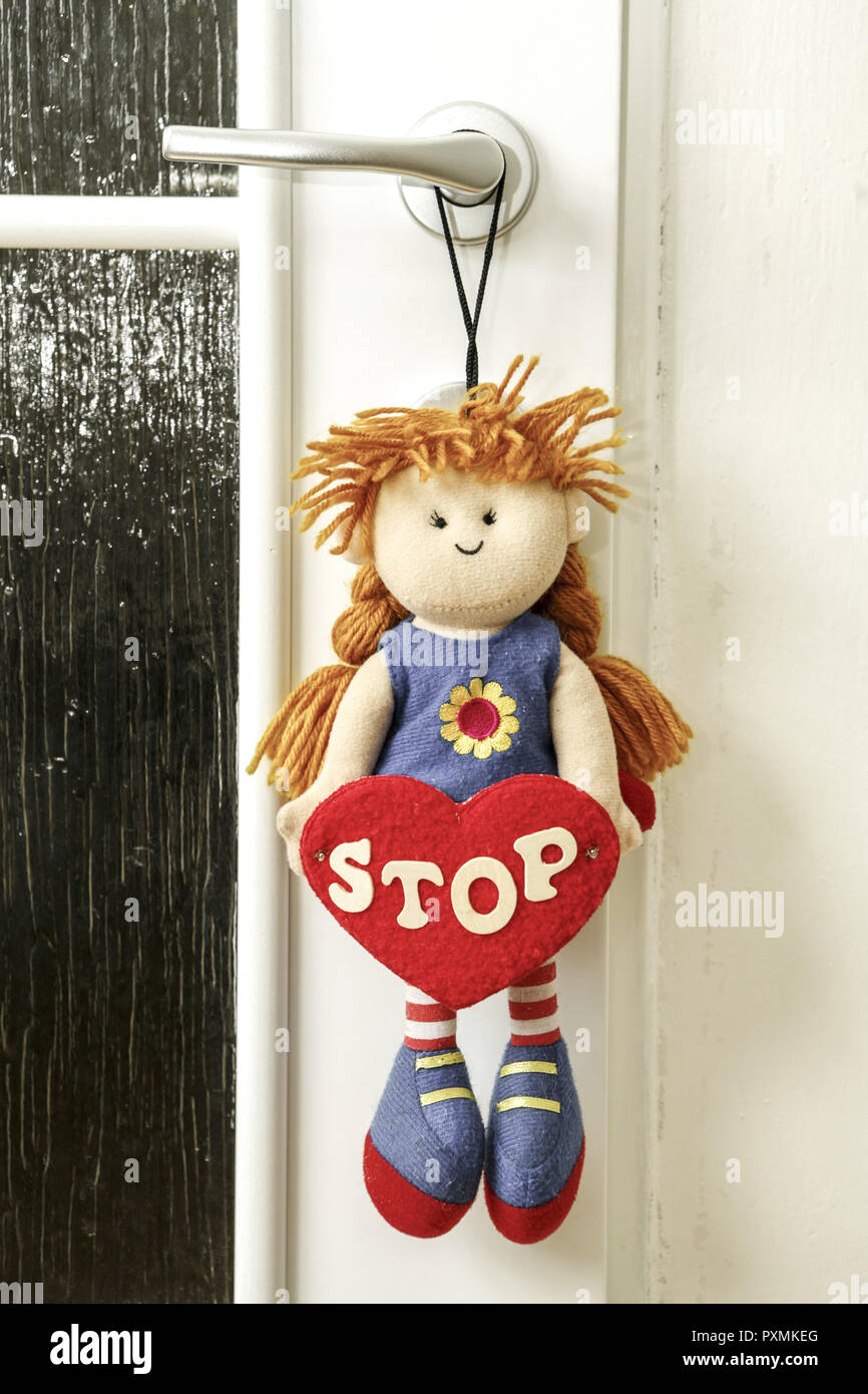 Puppe STOP an der Tuer zum Kinderzimmer, Deutschland Stock Photo