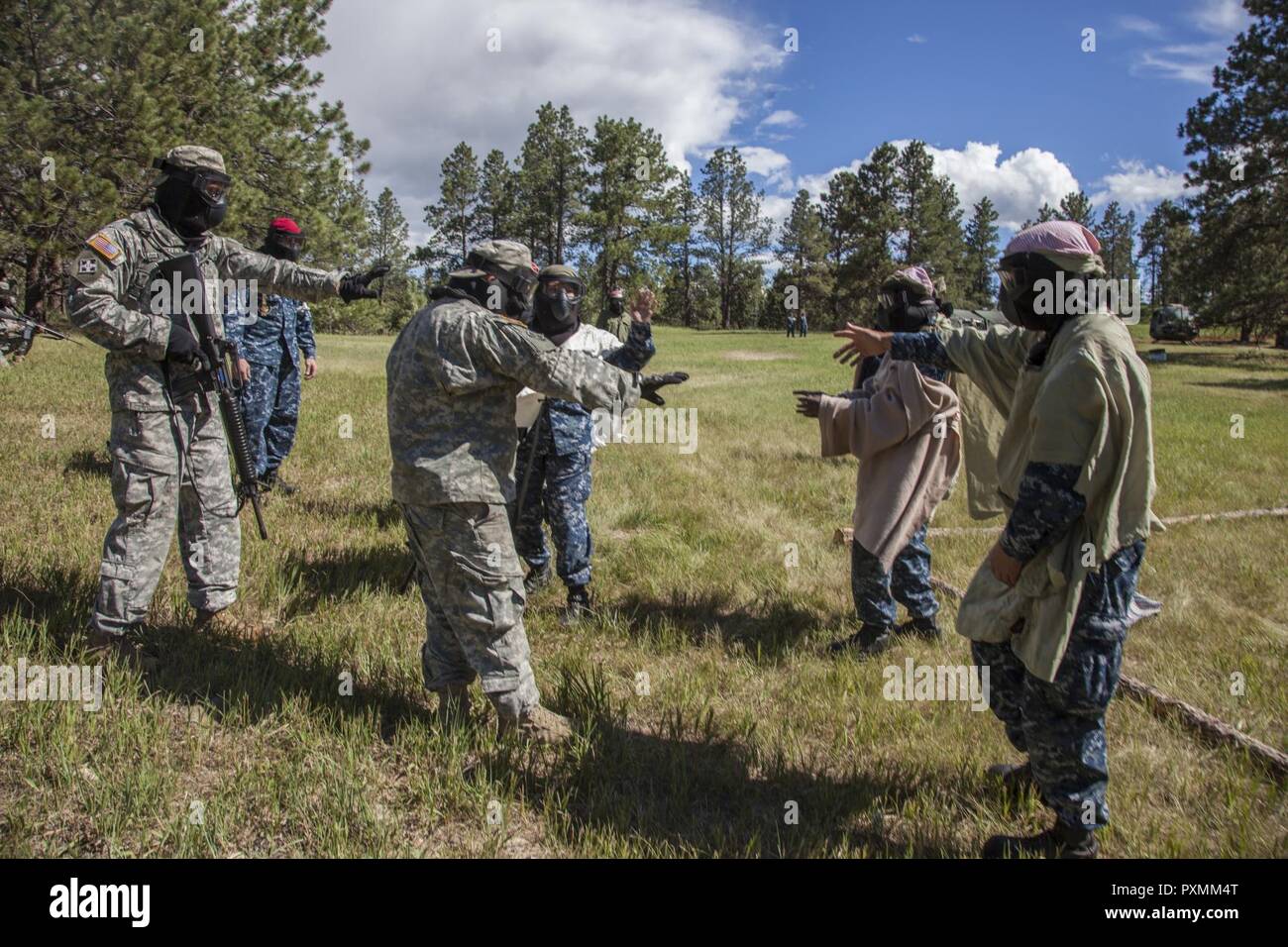 U.S. Soldiers with the 200th Engineer Company, South Dakota Army ...