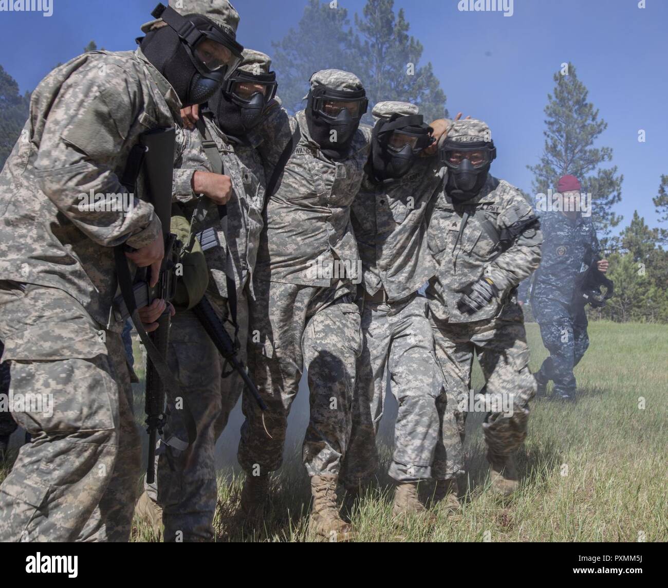 U.S. Soldiers with the 200th Engineer Company, South Dakota Army ...