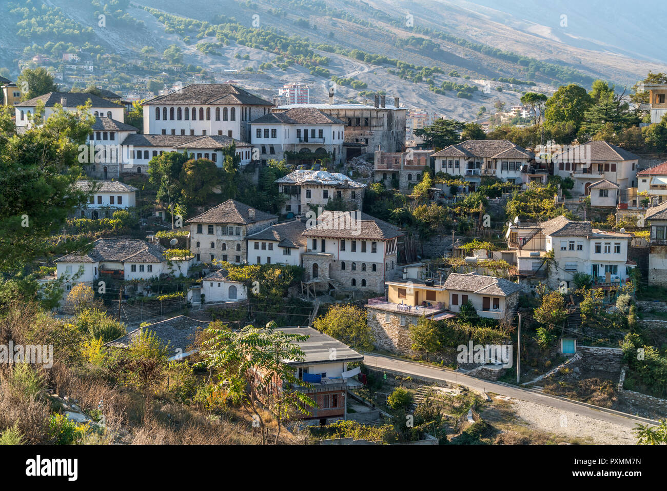 die typischen alten Steingebäude in Gjirokastra, Albanien, Europa | typical Old stone houses in Gjirokastra, Albania, Europe Stock Photo