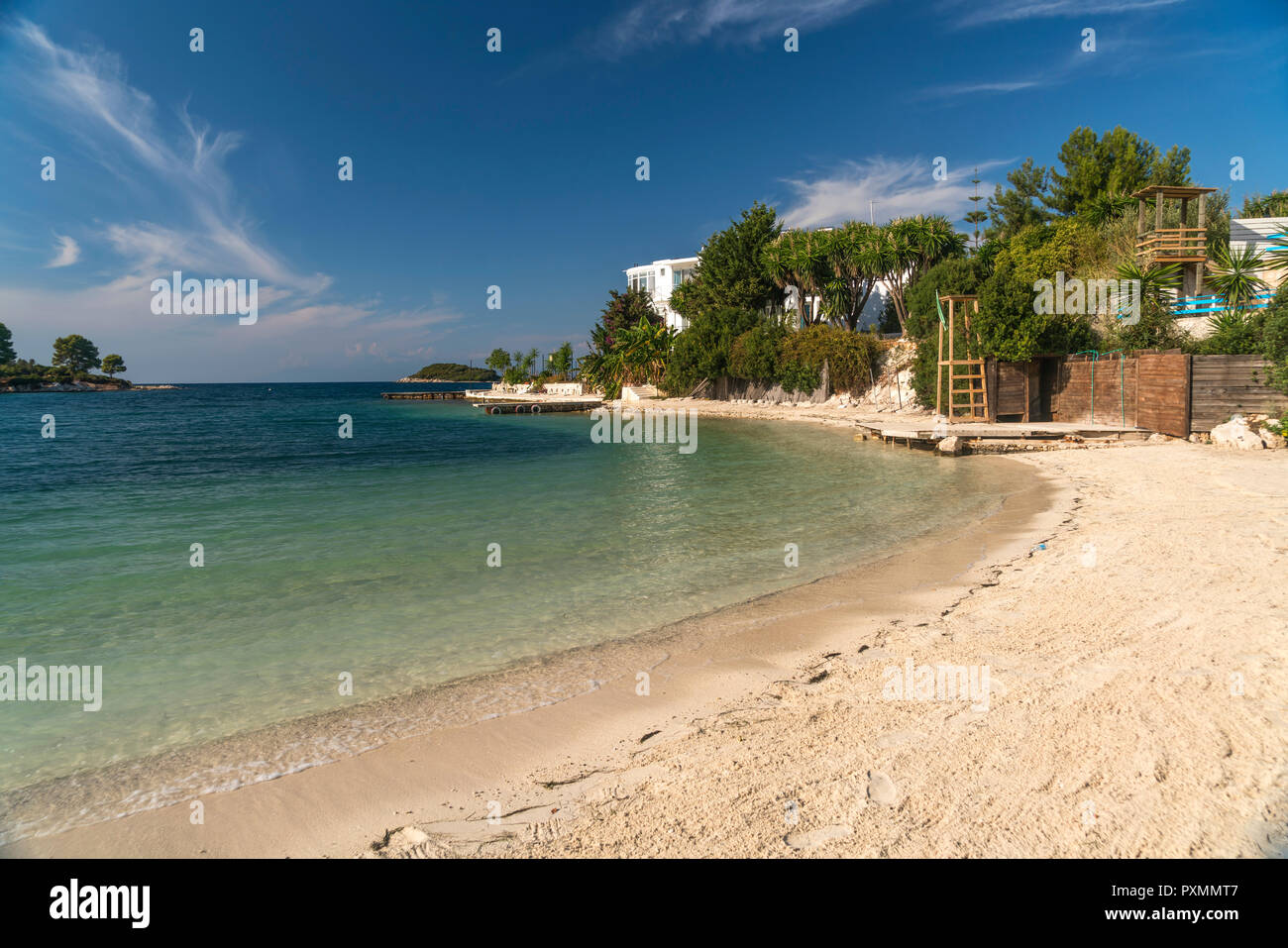 Strand im Badeort Ksamil, Albanien, Europa |  bay and beach in Ksamil, Albania, Europe Stock Photo