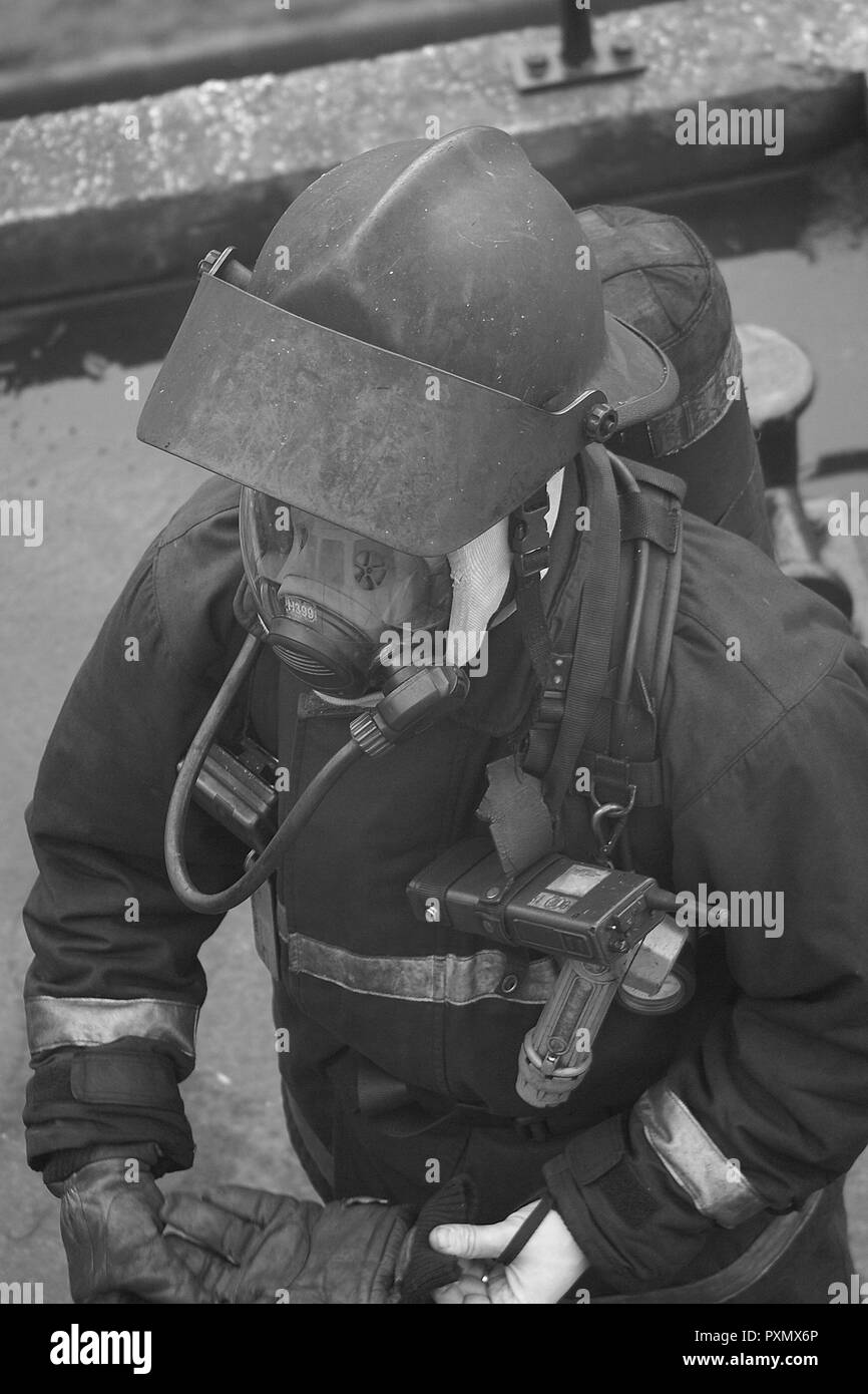 fire-fighter in full breathing apparatus at incident Stock Photo