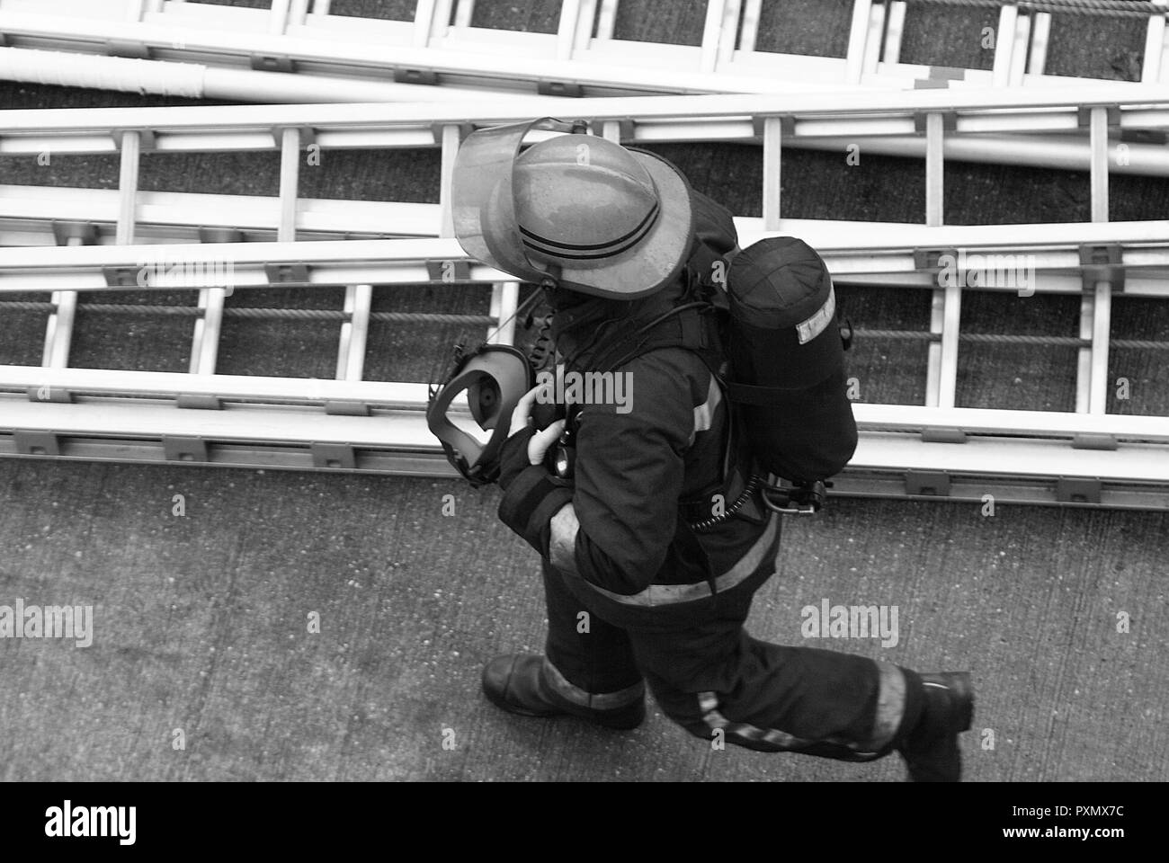 fire-fighter in full breathing apparatus at incident Stock Photo