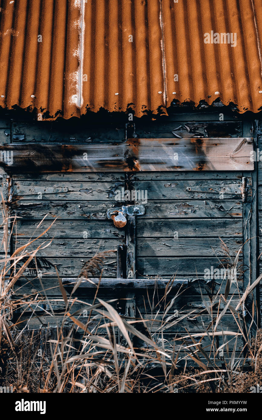 Rusty corrugated tin roof hi-res stock photography and images - Alamy