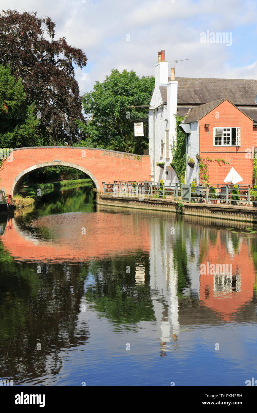 Old Bridge over the River Soar leading to the Navigation Inn, an