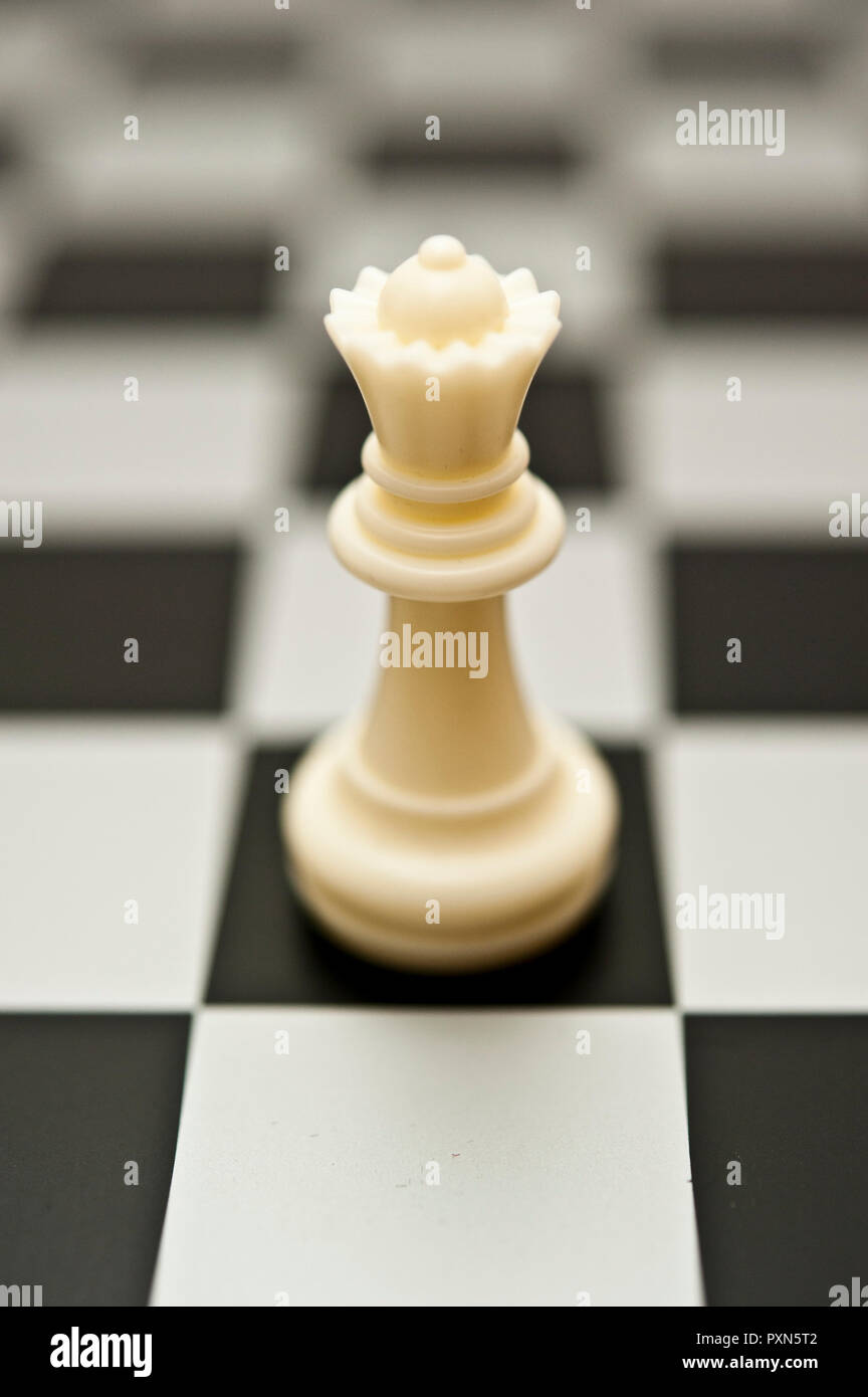 Queen and king chess pieces on white background Stock Photo - Alamy