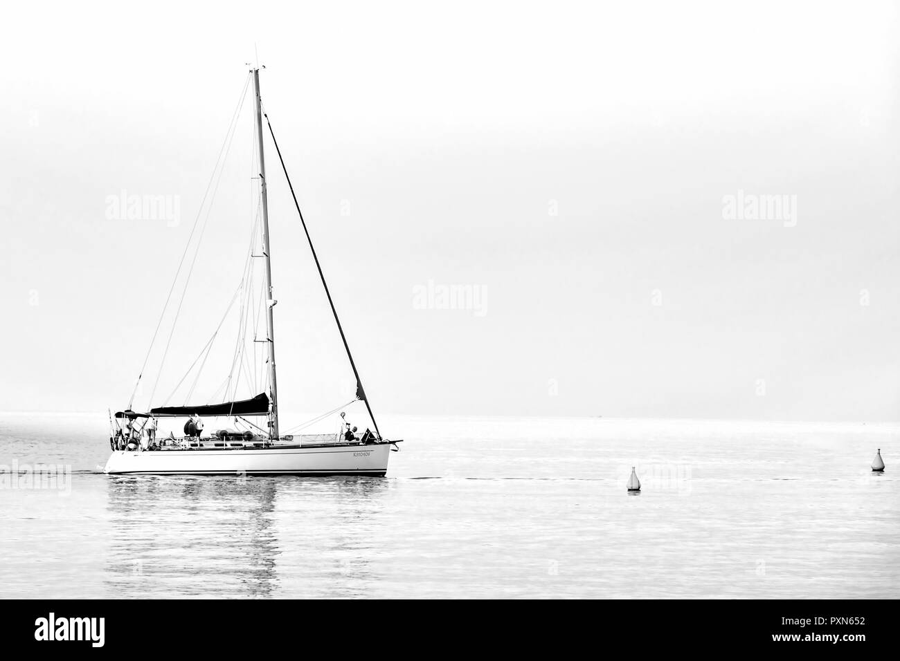 Un solitario velero en un mar en calma Stock Photo