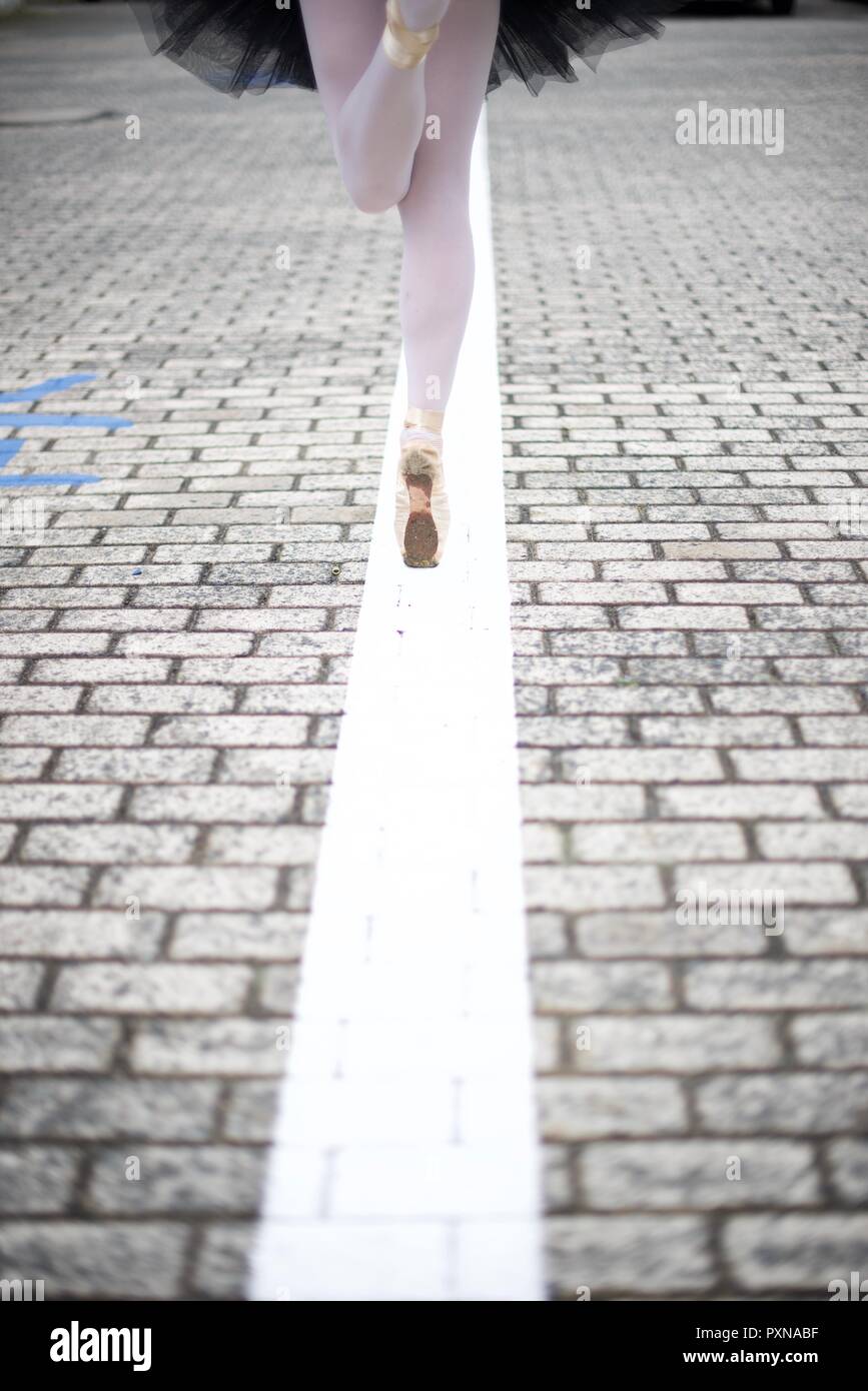 Regnbue omvendt erindringer Urban Ballerina Stock Photo - Alamy