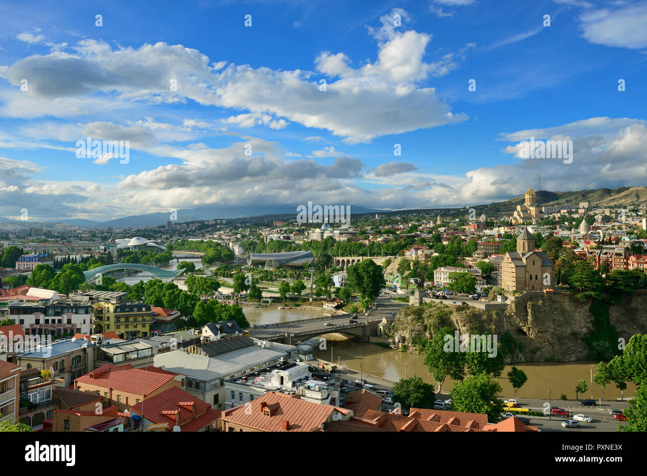 Tbilisi and the Mtkvari river. On the right the Holy Trinity Cathedral (Tsminda Sameba) and the Metekhi Church of Assumption. Tbilisi. Georgia, Caucasus Stock Photo