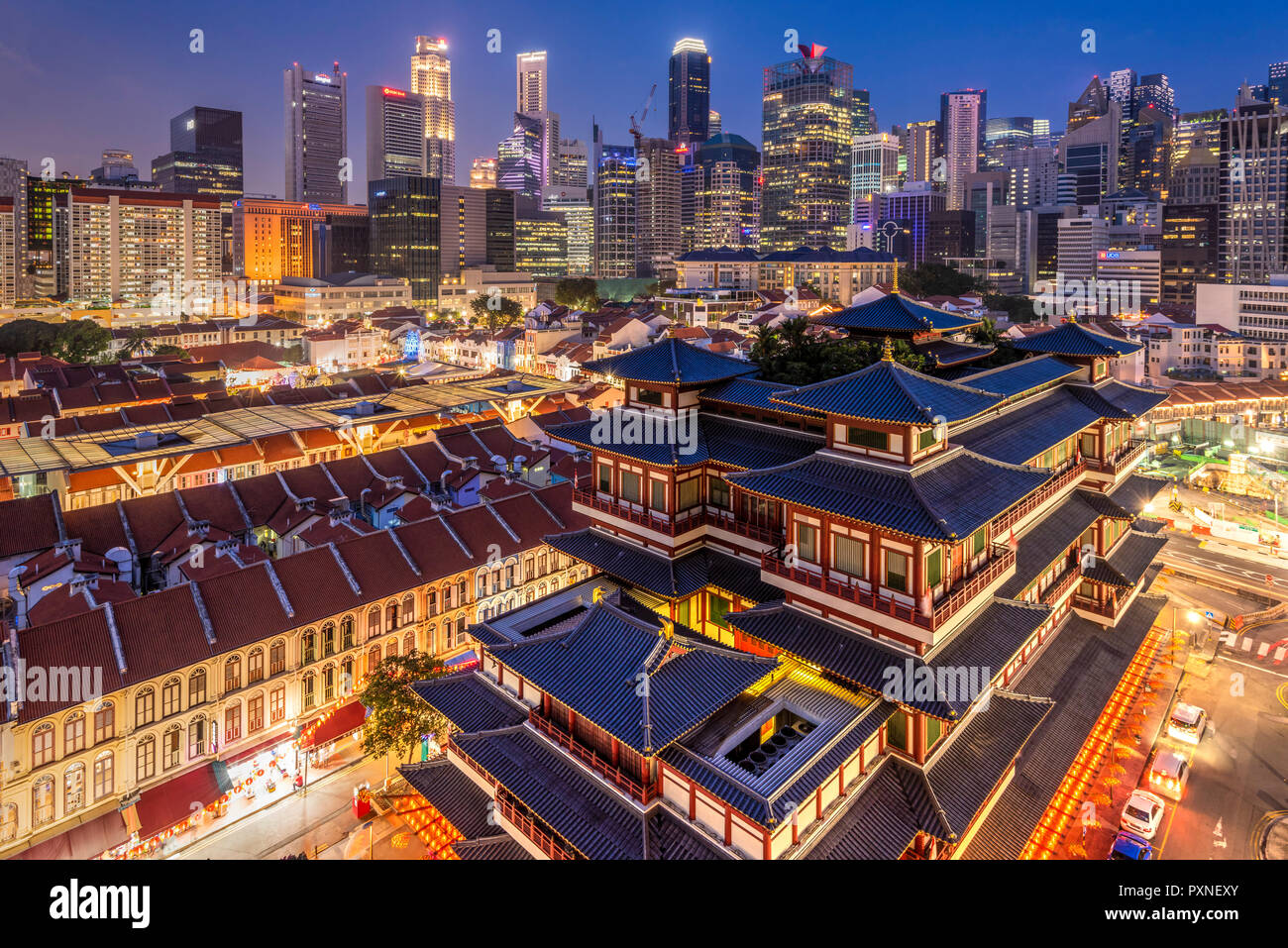 Buddha Tooth Relic Temple and city skyline, Singapore Stock Photo