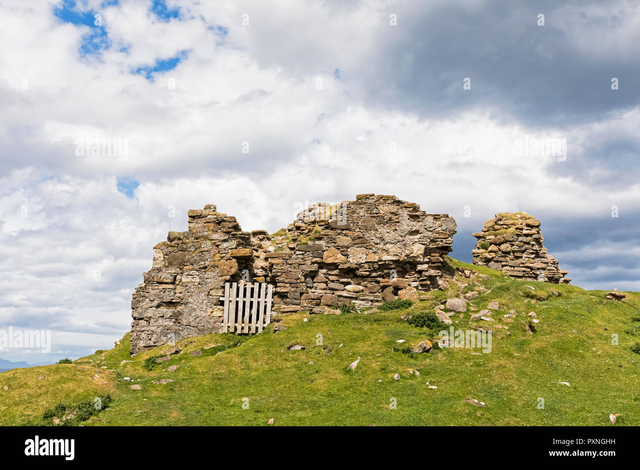 UK, Scotland, Inner Hebrides, Isle of Skye, Bay, Duntulm Castle ruins Stock Photo