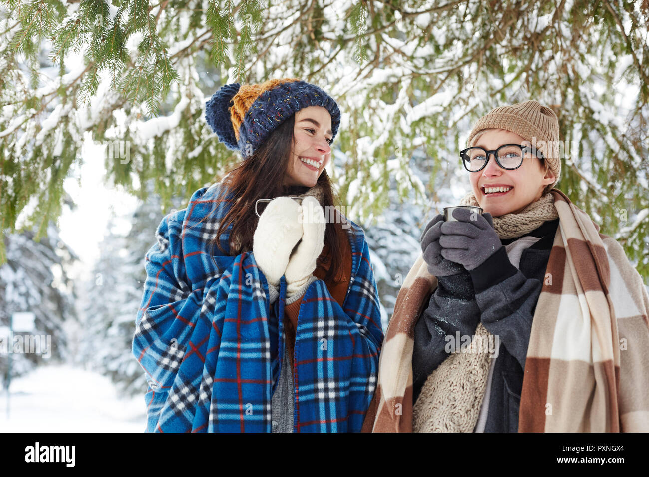 Women in winter hi-res stock photography and images - Alamy