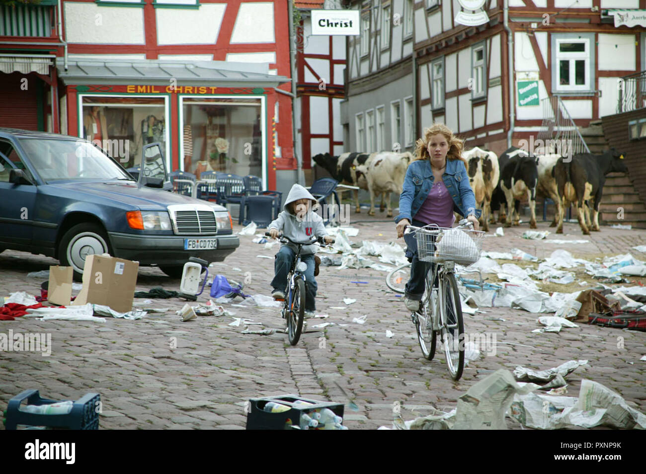 Die Wolke aka. The Cloud, Deutschland 2006 Regie: Gregor Schnitzler, Hannah (PAULA KALENBERG) und ihr Bruder Uli (HANS-LAURIN BEYERLING) flüchten aus ihrem verwahrlosten Heimatort. Stock Photo