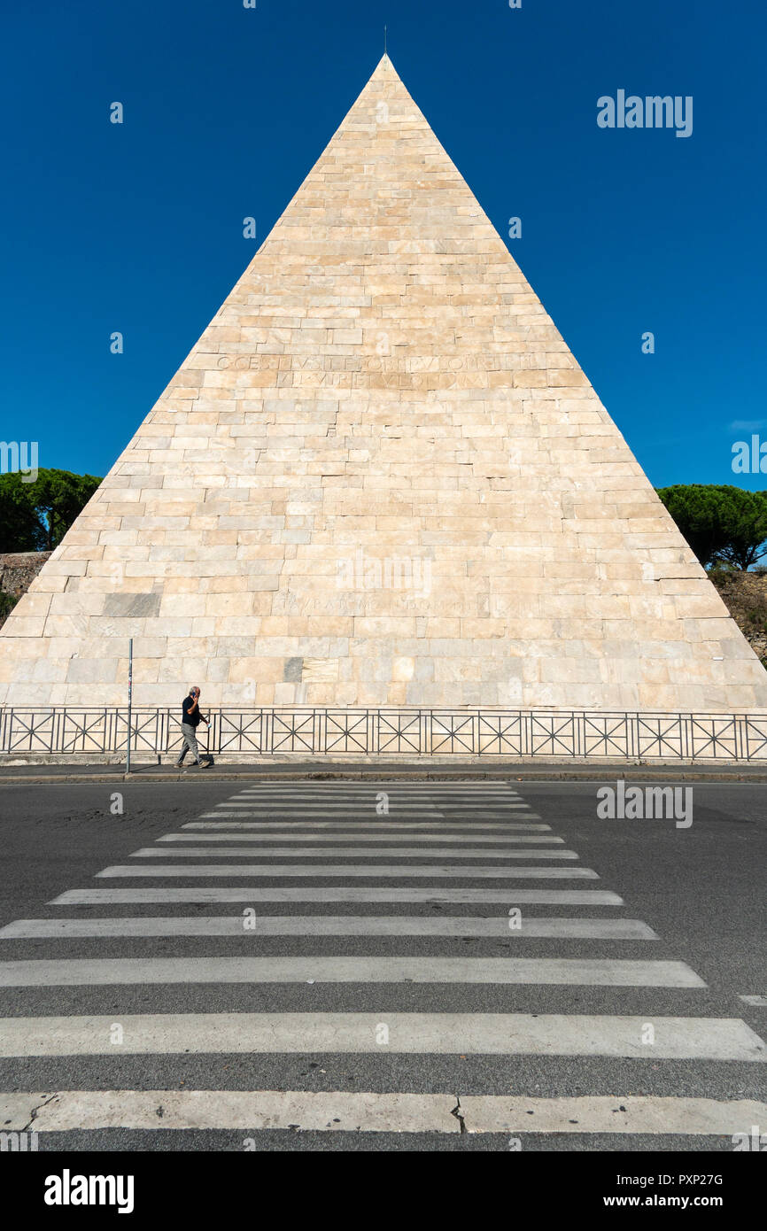 The 1st centuary Pyramid of Cestius, the tomb of Gaius Cestius, a Roman Magistrate.  In the Ostiense district, Rome, Italy. Stock Photo