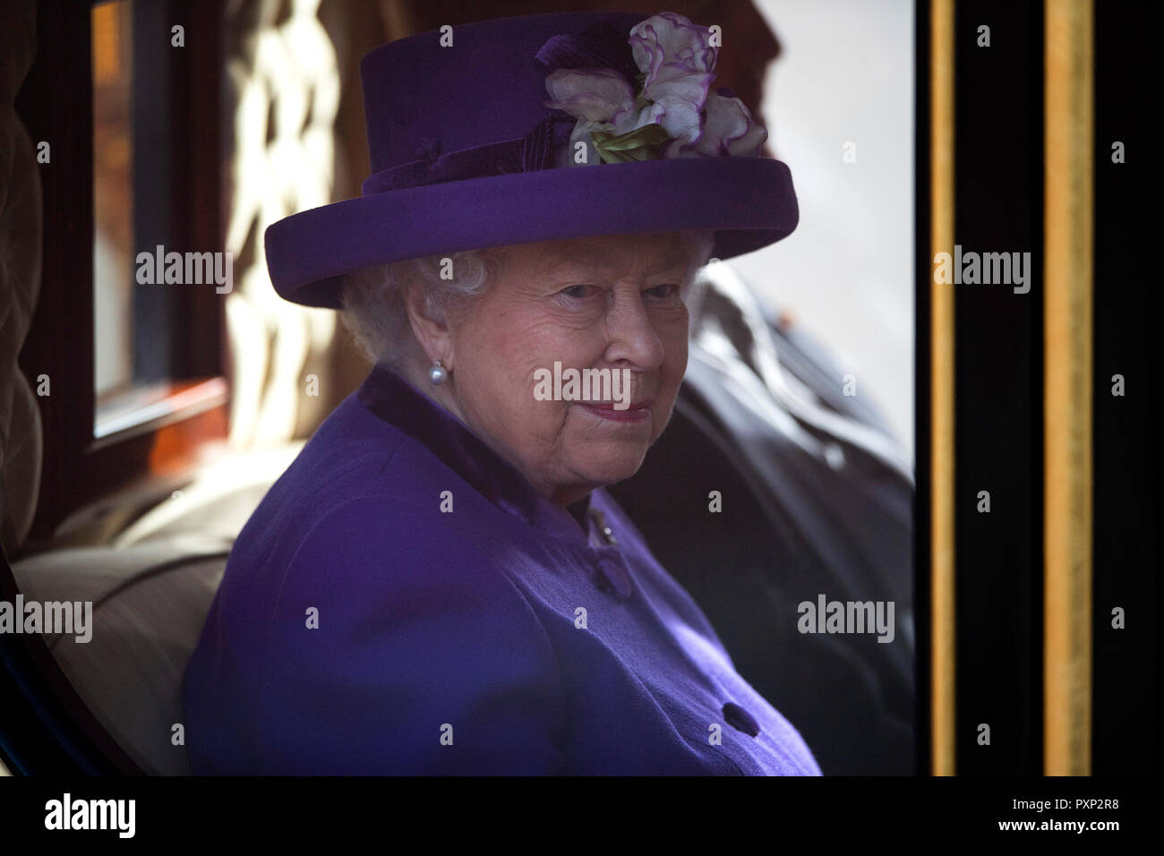 Queen Elizabeth II in the State Carriage as it arrives at Buckingham Palace, London, during the state visit of King Willem-Alexander and Queen Maxima of the Netherlands. Stock Photo