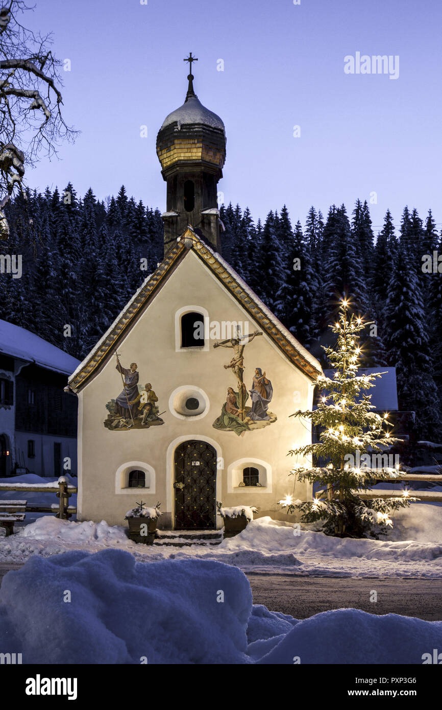 Beleuchteter Christbaum vor einer Kapelle in Bayern Stock Photo