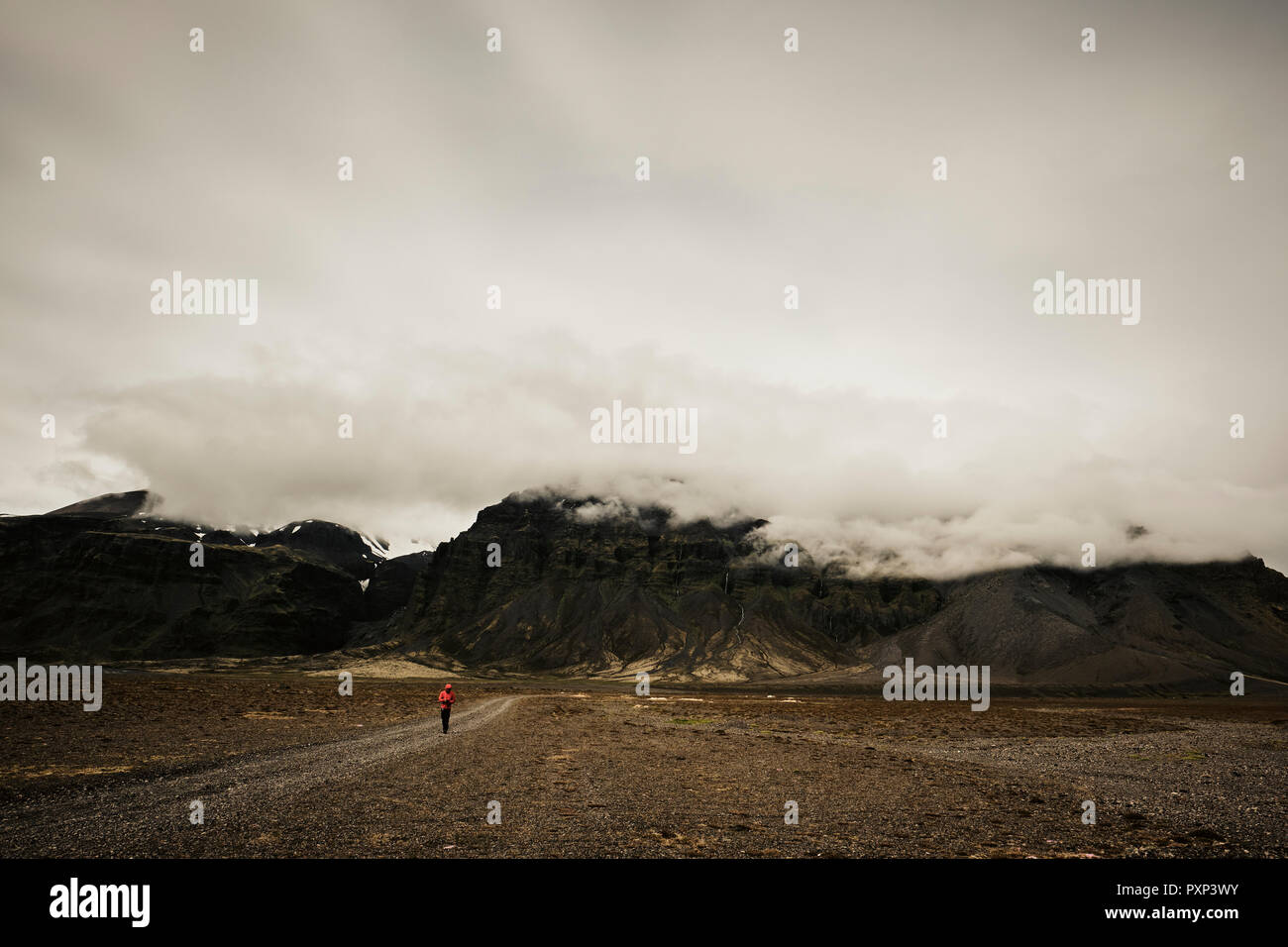 Lone figure walking hi-res stock photography and images - Alamy