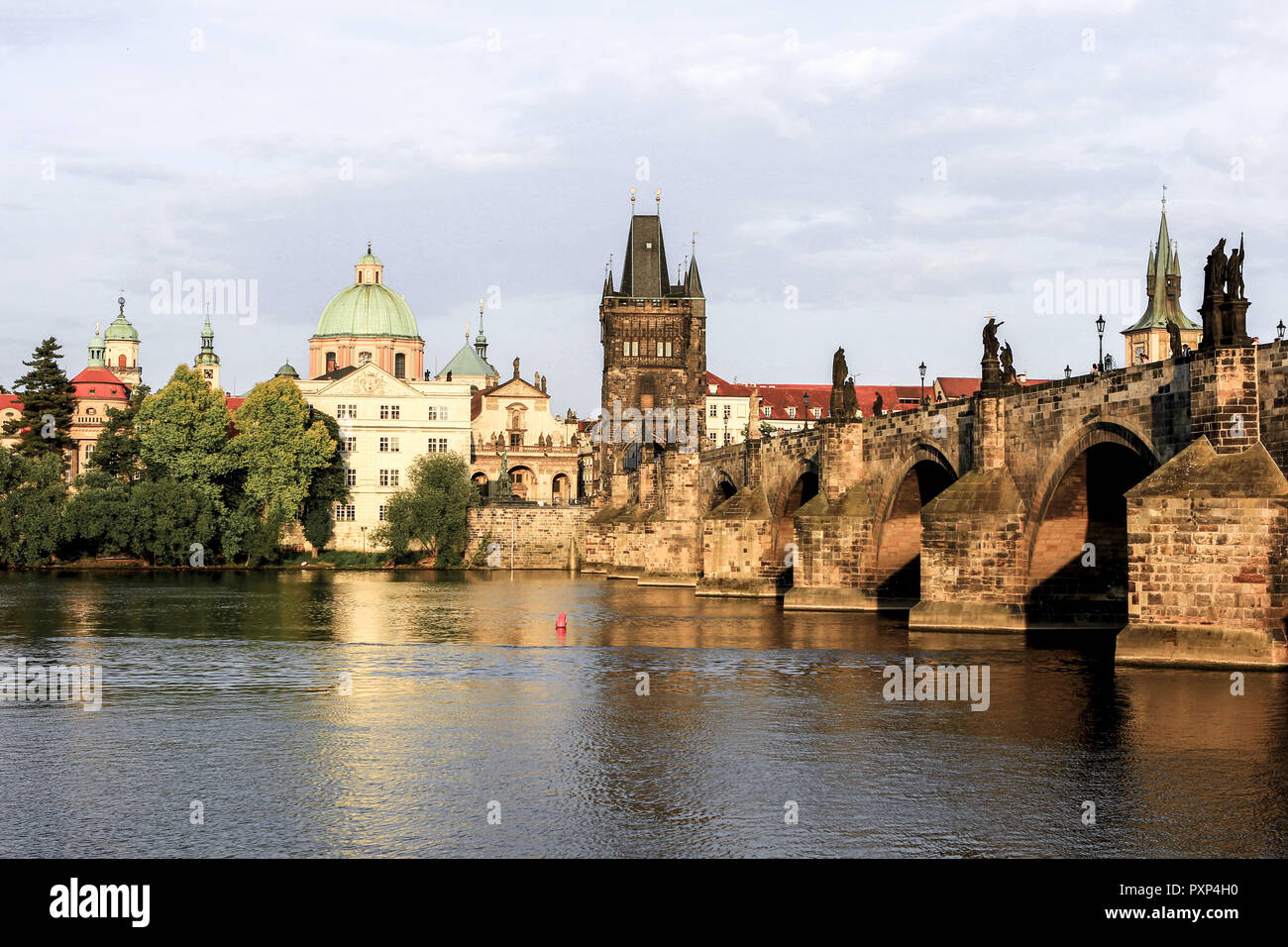 Tschechische Republik, Prag, Blick auf die Karlsbrücke an der Moldau, mit dem Altstädter Brückenturm, Czech Republic, Prague, view on the Charles Brid Stock Photo