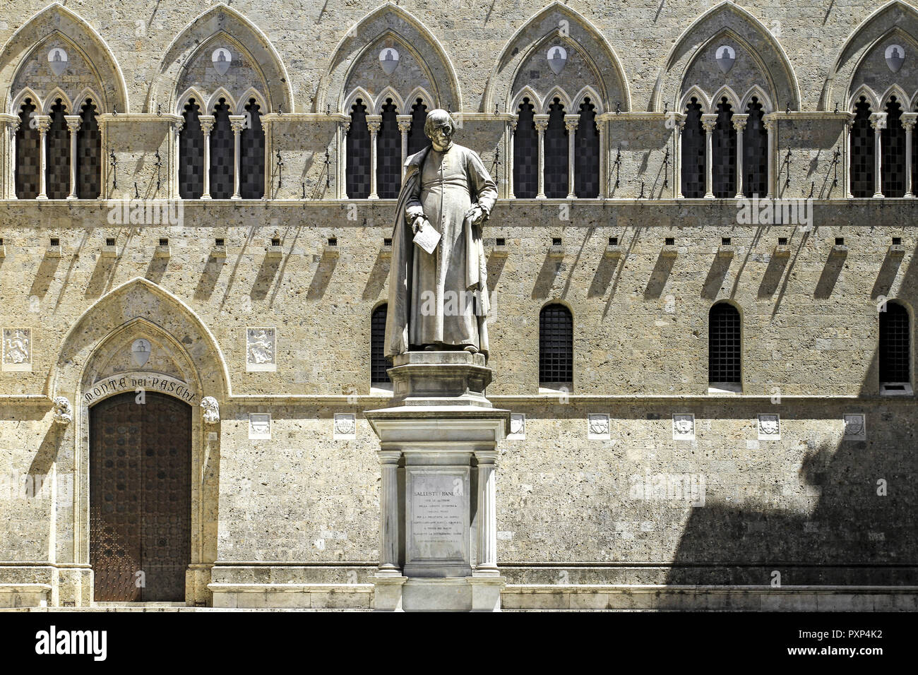 Italien, Toskana, Siena, Banca Monte dei Paschi di Siena, Palazzo Salimbeni mit Statue des Kanonikers Sallustion Bandini, Italy, Tuscany, Palazzo Sali Stock Photo