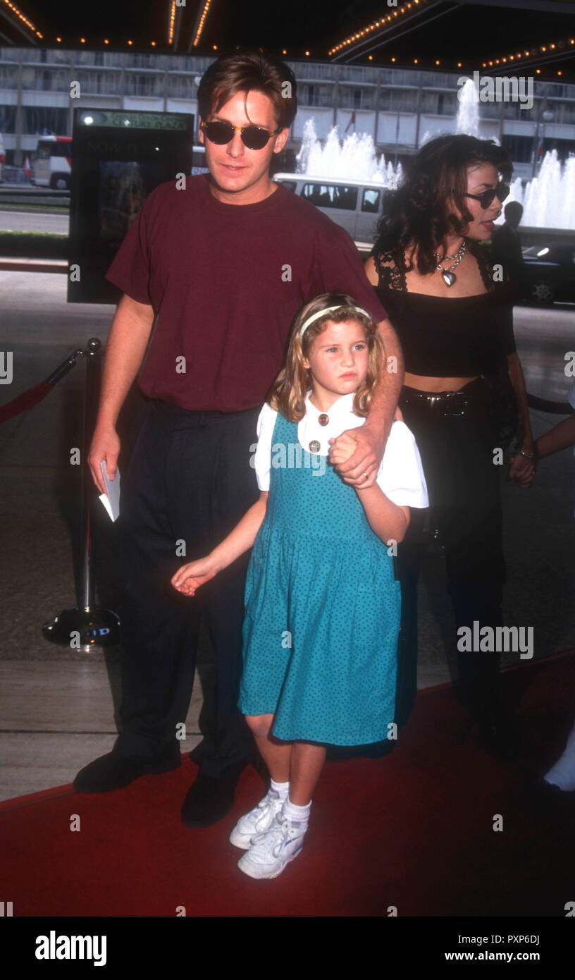 Emilio estevez family hi-res stock photography and images - Alamy, image size:816x1390