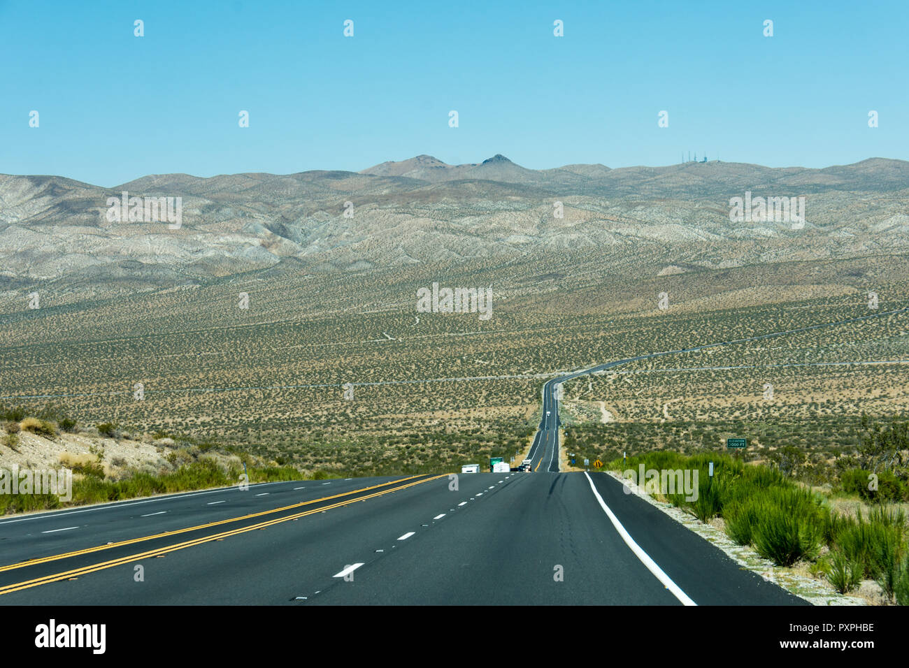 Highway US 395 through the Mojave Desert, with views of desert scenery and foothills. Stock Photo