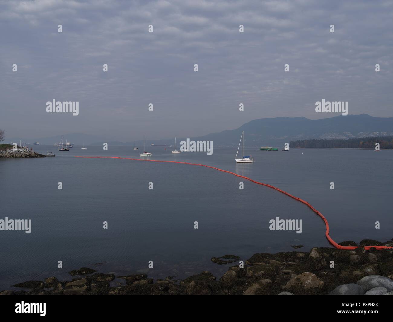 Oil spill containment boom hires stock photography and images Alamy