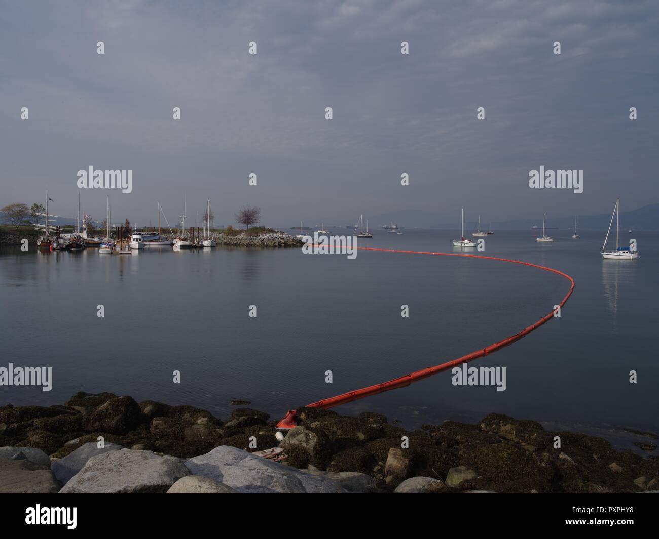 Oil spill containment boom hires stock photography and images Alamy