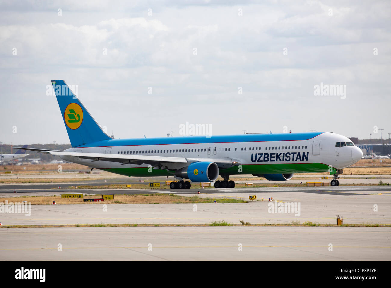 Boeing 767-300ER der Uzbekistan Airways am Flughafen Frankfurt am Main (FRA), 23.09.2018 Stock Photo