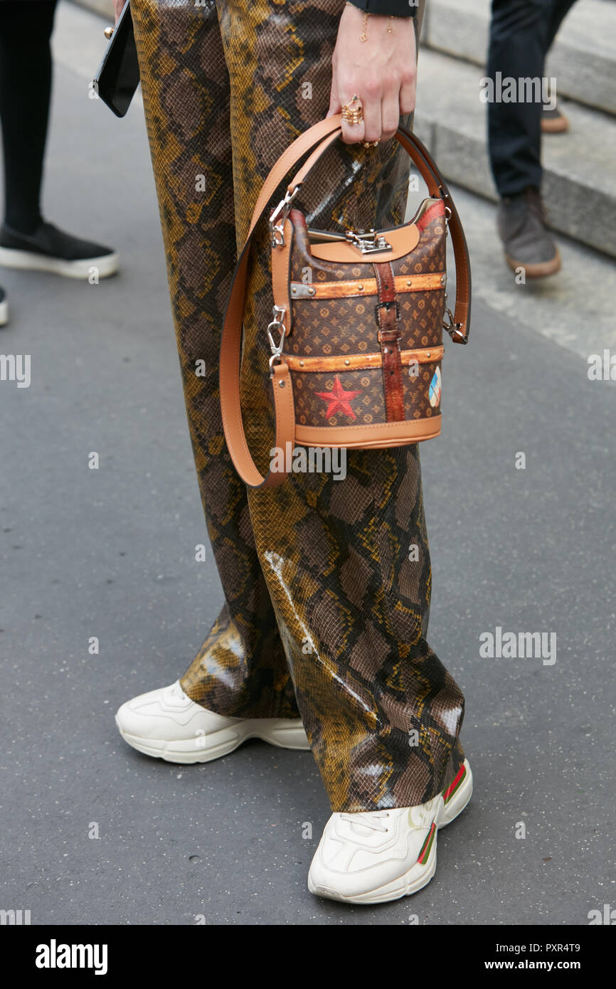MILAN, ITALY - SEPTEMBER 22, 2018: Woman with Louis Vuitton bag, Gucci  white sneakers and reptile leather trousers before Salvatore Ferragamo  fashion Stock Photo - Alamy