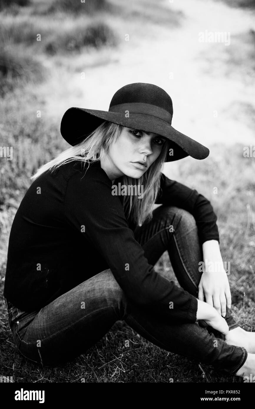 Black women wearing hats Black and White Stock Photos & Images - Alamy