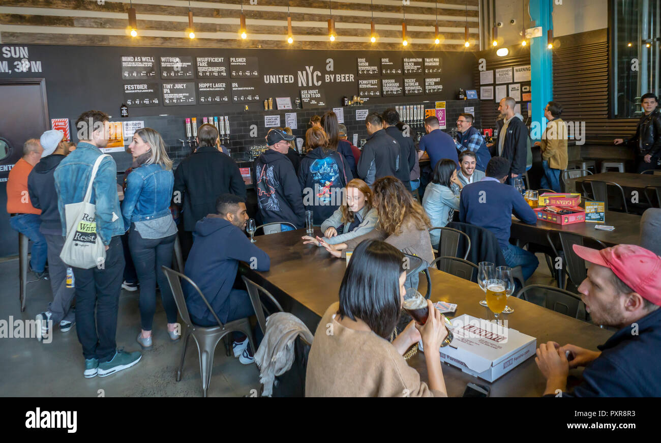 The busy tap room of the Five Boroughs Brewing Co. in Brooklyn in New York on Sunday, October 14, 2018. A recent report published in 'Nature Plants' contends that a warming climate may give rise to a shortage of barley, resulting is steep price hikes. (© Richard B. Levine) Stock Photo