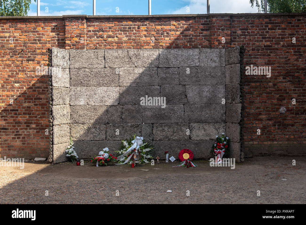 'Death Wall' located in yard at the side of Block 11 of  Auschwitz-Birkenau concentration camp where several thousand prisoners were executed by firin Stock Photo
