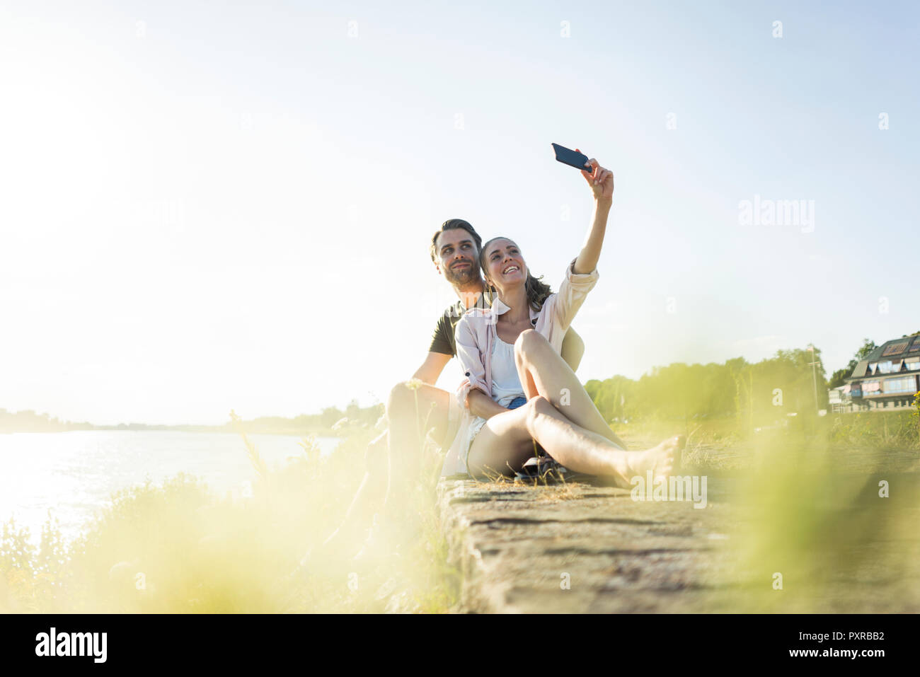 Couple riverside hi-res stock photography and images - Alamy