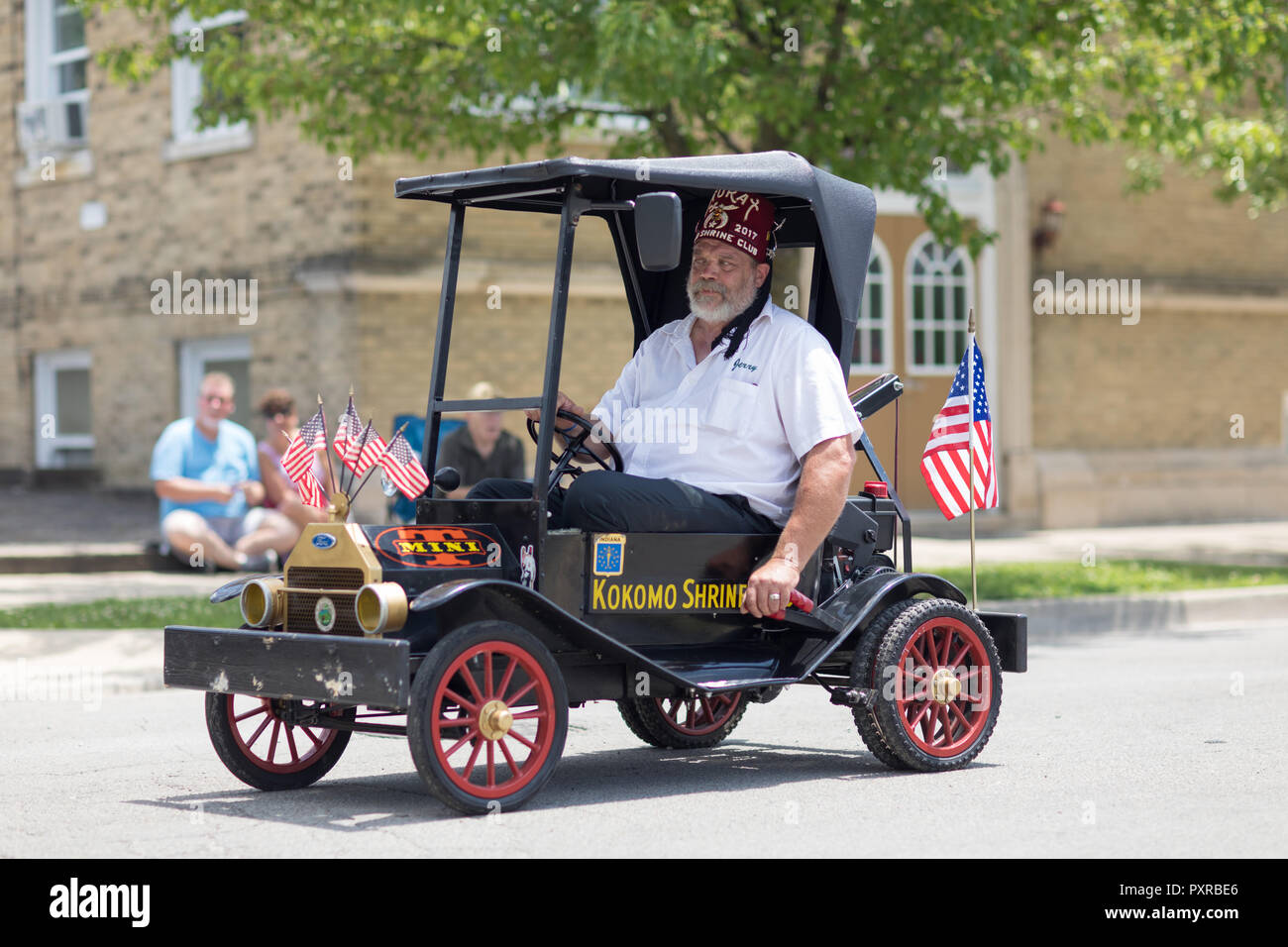 Kokomo, Indiana, USA - June 30, 2018: Haynes Apperson Parade, Members of  Murat Kokomo Shrine Club riding Mini cars down the street at the parade  Stock Photo - Alamy